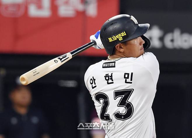 KT 안현민이 2일 수원 KT위즈파크에서 열린 2025 KBO리그 키움과 경기 5회말 2사 1루 상황에서 키움 선발 하영민을 상대로 1타점 적시타를 치고 있다. 수원 | 박진업 기자 upandup@sportsseoul.com