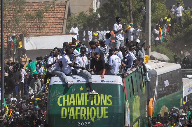 epa12828720 (FILE) - Members of Senegal's national soccer team celebrate on an open-top bus during a victory parade for the Senegalese national football team in Dakar, Senegal, 20 January 2026 (Reissued 17 March 2026). The Appeal Board of the Confederation of African Football (CAF) on 17 March 2026 declared Senegal to have forfeited the 2025 AFCON final held on 18 January 2026, citing Article 84 of the AFCON regulations, and officially awarding the title to Morocco. EPA/JEROME FAVRE
<저작권자(c) 연합뉴스, 무단 전재-재배포, AI 학습 및 활용 금지>