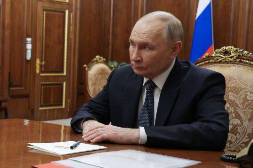 블라디미르 푸틴 러시아 대통령이 17일(현지시간) 크렘린궁에서 회의를 주재하고 있다. AP연합뉴스