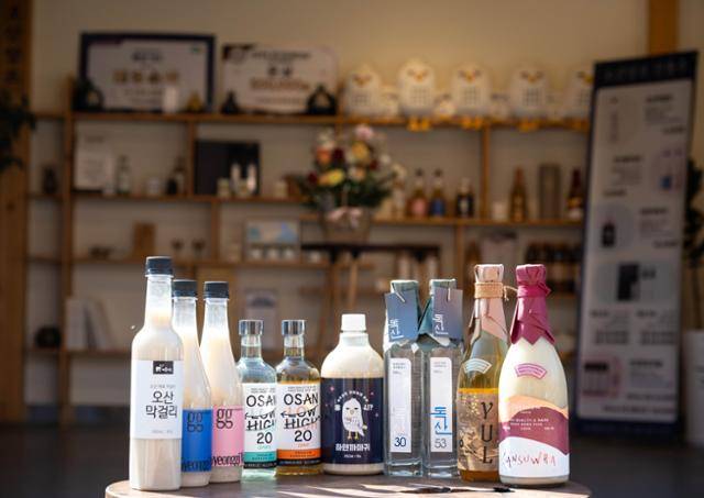 경기 오산시 오산양조가 빚는 술 모음. 왼쪽부터 오산막걸리, 경기쌀막걸리 2병, 오산로하이 2병, 하얀까마귀, 독산30, 독산53, 율, 산수화.