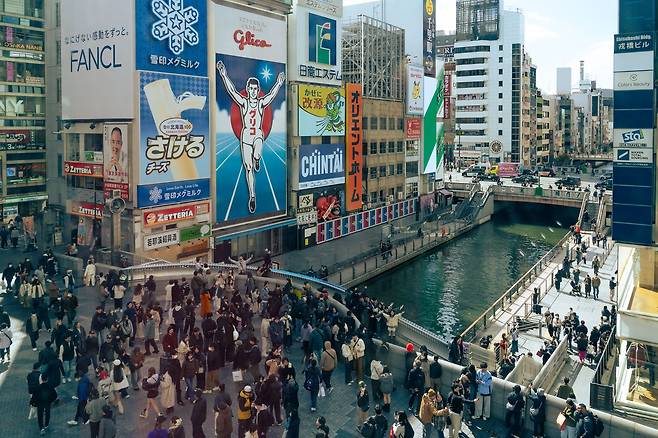 오사카 최대의 번화가인 도톤보리. 명물 글리코 상 앞에서 인증사진을 담으려는 이들로 에비스 다리는 늘 북새통을 이룬다. 백종현 기자