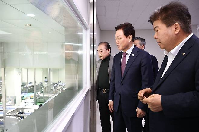 박완수 경남지사(가운데)가 지난 17일 경남 김해시 주촌면 부경축산물공판장을 방문해 축산 관계자들과 함께 아프리카돼지열병(ASF) 발생에 따른 축산물 수급 상황을 살피고 있다. 사진 경남도