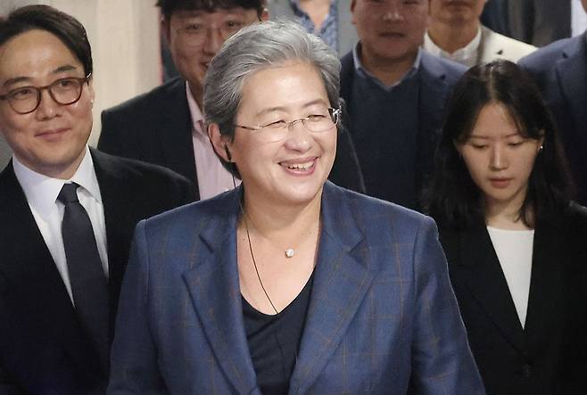 리사 수 AMD 최고경영자(CEO)가 18일 오후 경기 성남시 네이버 본사를 방문해 사옥 내부를 둘러보고 있다. 공동취재단