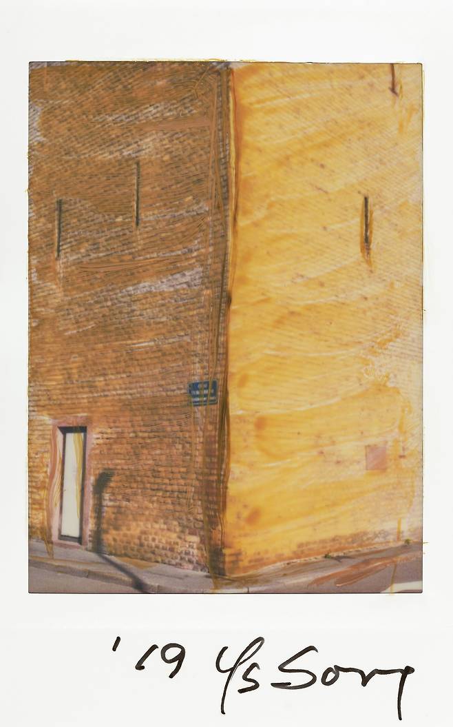 <Meditation on the Road 길 위에서>, 2019, Oil painting on polaroid, ⓒ송영숙