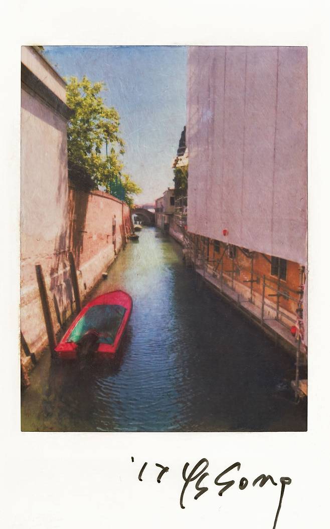 <Meditation on the Road 길 위에서>, 2017, Oil painting on polaroid, ⓒ송영숙