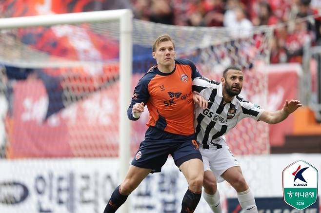 제주 SK 데뷔전을 치른 기티스(사진 왼쪽). 사진=한국프로축구연맹