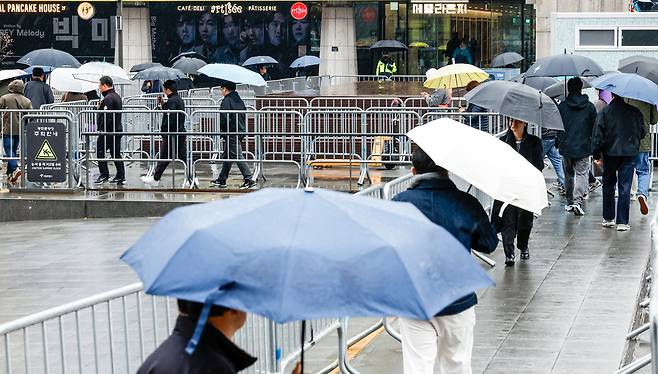 방탄소년단(BTS)의 광화문 컴백 공연을 앞둔 18일 서울 종로구 광화문광장 일대가 통제돼 있다.