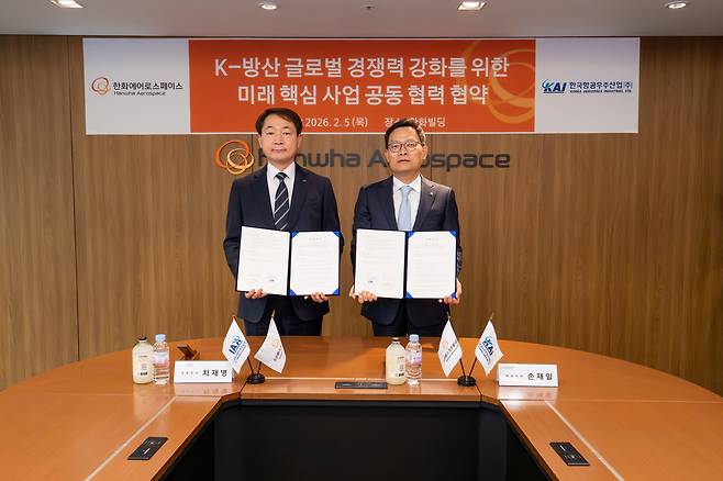 손재일(오른쪽) 한화에어로스페이스 대표이사와 차재병 KAI 대표이사가 지난 2월 서울 중구 한화빌딩에서 ‘K-방산 글로벌경쟁력 강화를 위한 미래 핵심 사업 공동 협력 협약’ 체결식 이후 기념촬영하고 있다. 사진제공=한화에어로스페이스