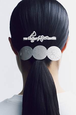 BTS 앨범 ‘아리랑’을 기념해 나온 뮷즈(헤어핀과 헤어클립). 사진 제공=국립박물관문화재단