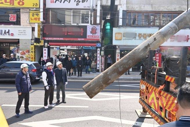 이현재 하남시장 등 시 관계자들이 신장전통시장 주변 전주 철거 현장을 둘러보고 있다. ⓒ하남시 제공