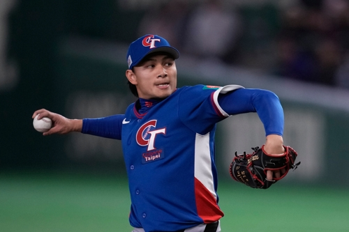 대만 쉬뤄시가 5일 일본 도쿄돔에서 열린 호주와 2026 WBC 1차전 선발 등판해 공을 던지고 있다. AP연합뉴스