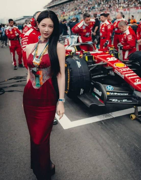 배우 클라라가 행사에 참석해 다양한 포즈를 취하고 있다. / 사진=클라라 SNS