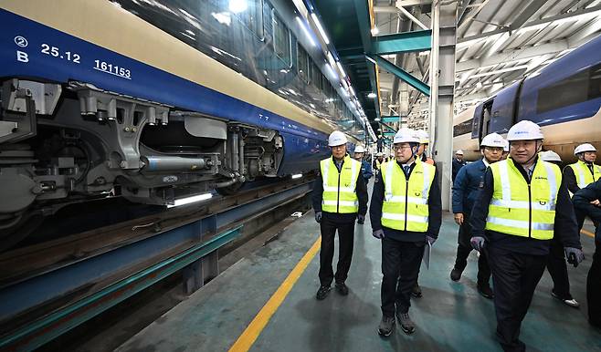 ▲ 19일 경기 고양시 수도권철도차량정비단에서 맹성규 국회 국토교통위원장, 박찬대 국회의원이 인천발 KTX에 들어갈 신형 차량(EMU-320) 도입 계획과 철도 안전 전반을 확인 점검하고 있다. /인천사진공동취재단