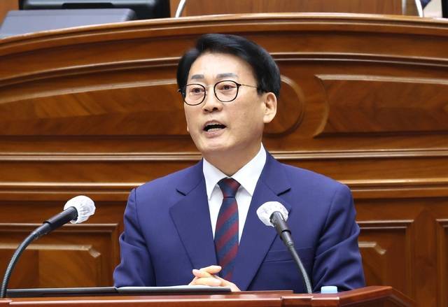 김윤철 전주시의원이 19일 전주시의회에서 전주시의 호남제일문 복합스포츠타운 조성사업과 신축 야구장과 관련해 시정질문을 하고 있다. /전주시의회