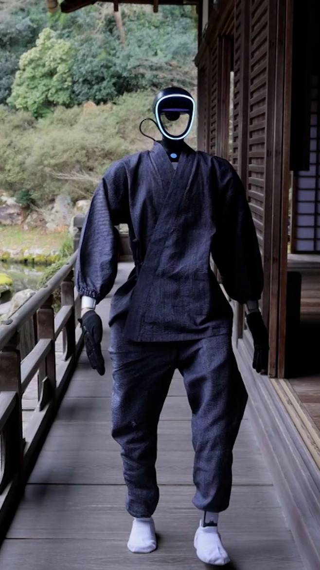교토대학교 연구진은 AI 모델을 적용한 휴머노이드 로봇 승려 '붓다로이드(Buddharoid)'를 공개하고 향후 실제 종교 의식 현장에 투입할 계획을 발표했다.(출처=CNN 캡처)