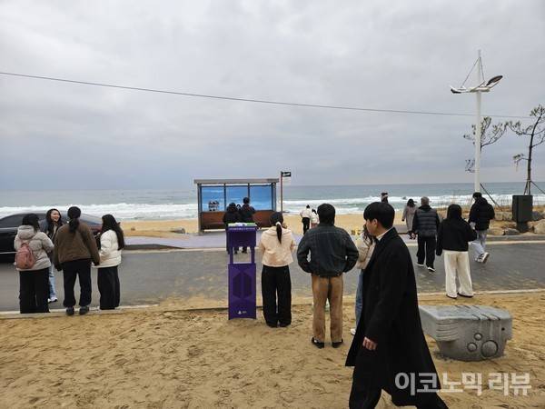 BTS 버스정류장에서 사진을 찍기 위해 모여든 관광객들. 사진=최은총 이코노믹리뷰 기자