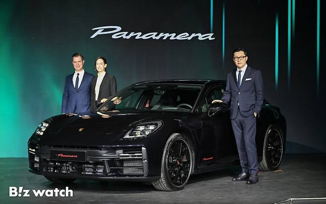 포르쉐코리아가 19일 오전 서울 광진구 파이팩토리에서 열린 2026 포르쉐코리아 신년 기자 간담회에서 포르쉐 파나메라 레드 익스클루시브를 선보이고 있다./사진=이명근 기자 qwe123@