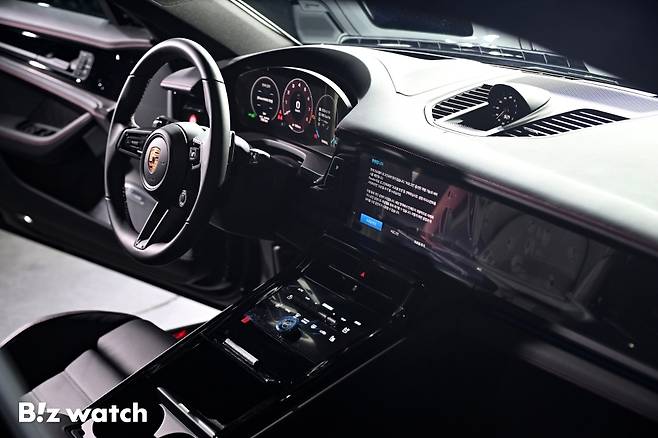포르쉐코리아가 19일 오전 서울 광진구 파이팩토리에서 열린 2026 포르쉐코리아 신년 기자 간담회에서 포르쉐 파나메라 레드 익스클루시브를 선보이고 있다./사진=이명근 기자 qwe123@
