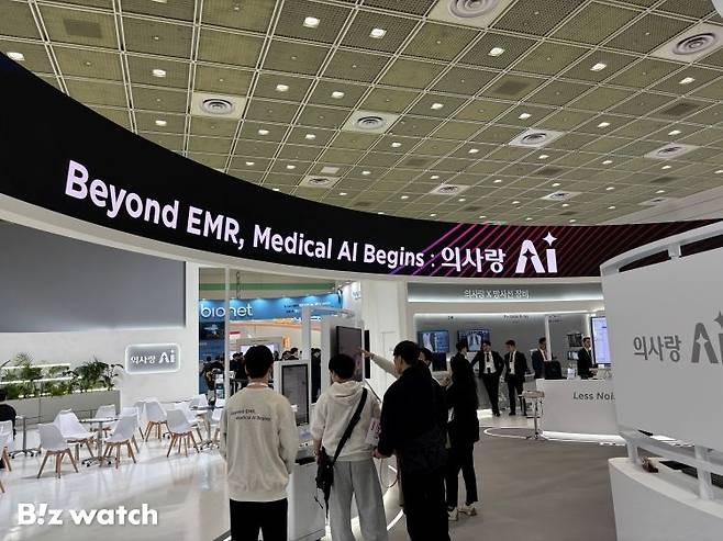 19일 서울 강남구 코엑서에서 열린 의료기기 전시회 키메스 2026에서 유비케어가 부스를 마련하고 의료 AI 서비스 '의사랑AI'를 선보였다. /사진=비즈워치