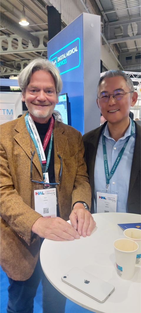 룩셈부르크 CHEM 병원의 종양내과 헤드 스테판 로 박사(왼쪽)와 남병호 헤링스 대표가 협약을 다짐하며 기념촬영을 하고 있는 모습 (사진=헤링스)