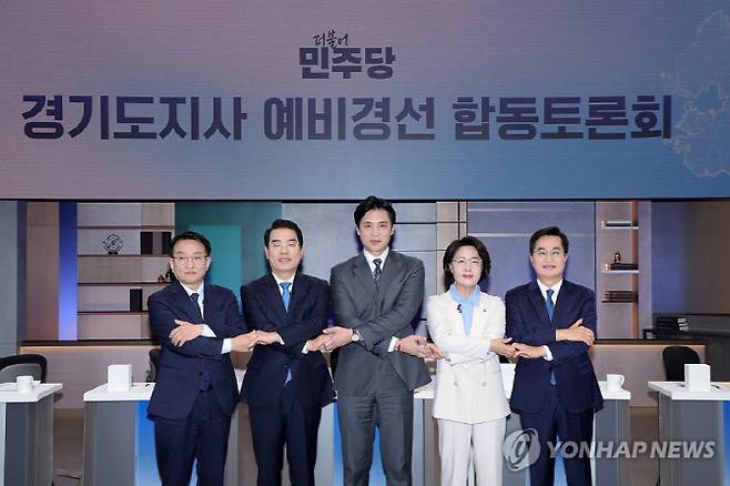 19일 서울 마포구 JTBC에서 열린 더불어민주당 경기도지사 예비경선 합동토론회에서 예비후보들이 기념 촬영하고 있다. 왼쪽부터 권칠승양기대한준호추미애김동연 예비후보. (사진=연합뉴스)