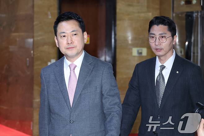 장동혁 국민의힘 대표가 18일 서울 여의도 국회로 출근하고 있다. 2026.3.18 ⓒ 뉴스1 신웅수 기자