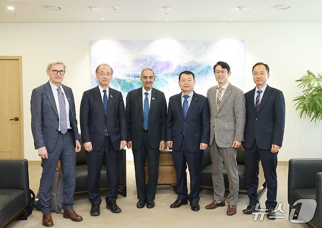 오른쪽 세 번째부터 한국수자원공사 윤석대 사장, 국제대댐회 데벤드라 쿠마르 샤르마 총재, 테츠야 수미 부총재, 프레데릭 코레제 사무총장.( 한국수자원공사 제공. 재판매 및 DB금지)/뉴스1
