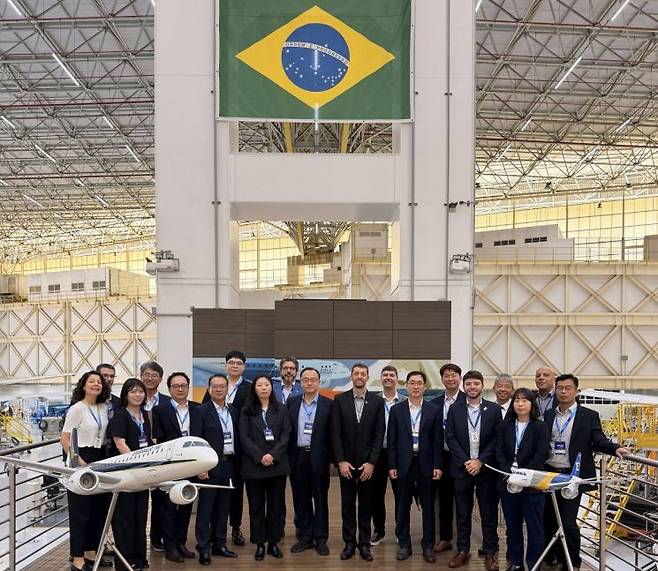 민관사절단이 브라질 상파울루주에 위치한 엠브라에르(Embraer) 본사 및 생산시설을 방문한 뒤 기념촬영을 하고 있다. 앞줄 왼쪽에서 일곱 번째가 엠브라에르 최고전략책임자 디마스 더글러스 토멜린. 우주청 제공