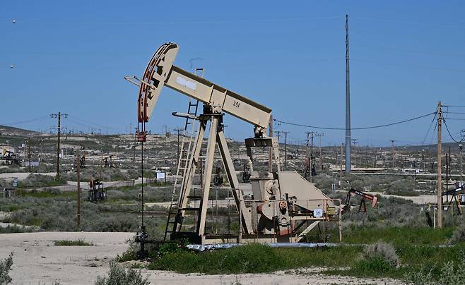 <YONHAP PHOTO-5081> Pumpjacks operated by Aera Energy work the wells at the Midway-Sunset field near Taft in Kern County, California, on March 8, 2026. Oil prices surged above $100 a barrel for the first time in nearly four years on March 8 over worries that the spiralling Middle East war could create prolonged supply disruptions. Both crude oil benchmarks, the West Texas Intermediate (WTI) and Brent, jumped by over 15 percent as markets opened Sunday evening, touching levels not seen since the early months of Russia's 2022 invasion of Ukraine. (Photo by Frederic J. BROWN / AFP)/2026-03-09 15:00:15/<저작권자 ⓒ 1980-2026 ㈜연합뉴스. 무단 전재 재배포 금지, AI 학습 및 활용 금지>