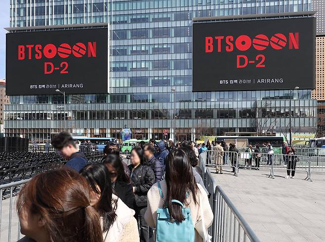 그룹 방탄소년단(BTS)의 광화문 공연을 이틀 앞둔 19일 서울 종로구 광화문광장의 한 전광판에 관련 영상이 나오고 있다. /연합뉴스