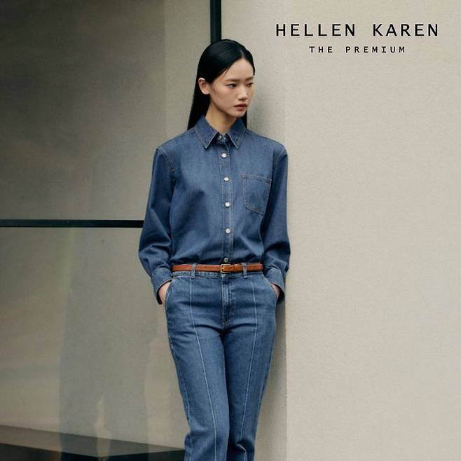 SK스토아의 ‘헬렌카렌 더 프리미엄 데님 셔츠’ 화보.ⓒSK스토아