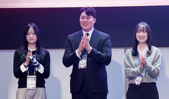 19일 서울 송파구 시그니엘 서울에서 열린 스키·스노보드 국가대표 격려행사에서 포상금을 받은 2026 밀라노-코르티나담페초 올림픽 스노보드 메달리스트. 왼쪽부터 하프파이프 최가온, 평행대회전 김상겸, 빅에어 유승은. 뉴스1