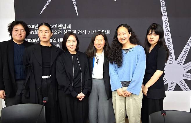 올해 5~11월 열리는 제61회 이탈리아 베네치아 비엔날레의 한국관 미술 전시 관계자들. 19일 서울 아르코미술관에서 전시 계획 설명회를 마친 뒤 취재진 앞에 섰다. 왼쪽부터 초대 펠로 김후주(청년 농부)·이랑(가수), 최고은(참여 작가), 최빛나(예술감독), 노혜리(참여 작가), 초대 펠로 황예지(사진작가). 초대 펠로로 함께 선정된 한강 작가는 이날 나오지 않았다. 노형석 기자