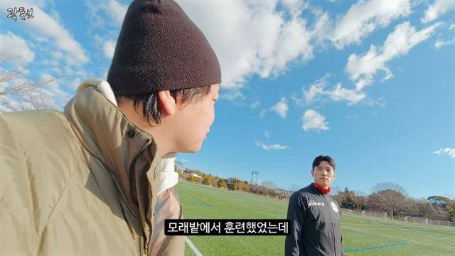 곽튜브(본명 곽준빈·왼쪽)가 일본 미에현 스즈카시의 5부 리그 아틀레티코 스즈카에 입단한 김보용을 만나 과거 우즈베키스탄 축구팀의 열악했던 상황을 이야기하고 있다. 곽튜브 동영상 캡처