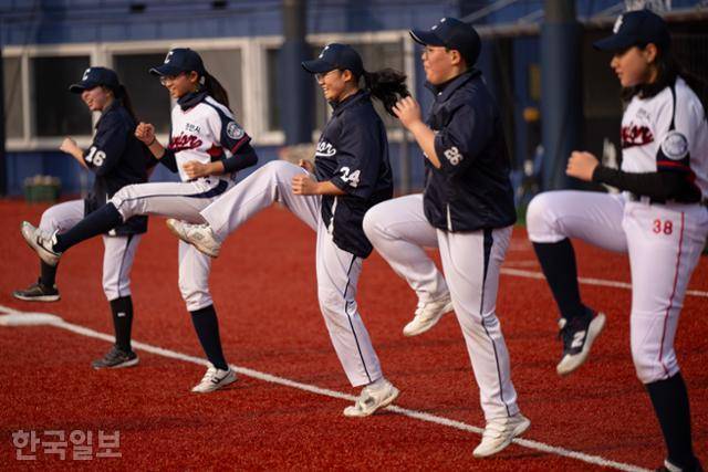 15일 충남 천안시 천안야구장에서 천안 주니어 여자야구단 선수들이 훈련을 하고 있다. 천안=박시몬 기자