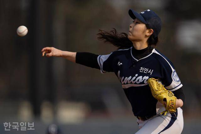 14일 경기 화성시 화성드림파크 야구장에서 천안 주니어 여자야구단 선발투수 김나림이 2026 WBAK 전국여자야구리그 시흥 플레이볼과의 경기에서 1회말 역투하고 있다. 화성=박시몬 기자