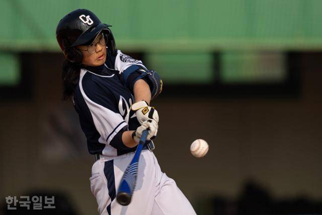 14일 경기 화성시 화성드림파크 야구장에서 천안 주니어 여자야구단 이교빈이 2026 WBAK 전국여자야구리그 시흥 플레이볼과의 경기에서 1회초 무사 안타를 치고 있다. 화성=박시몬 기자