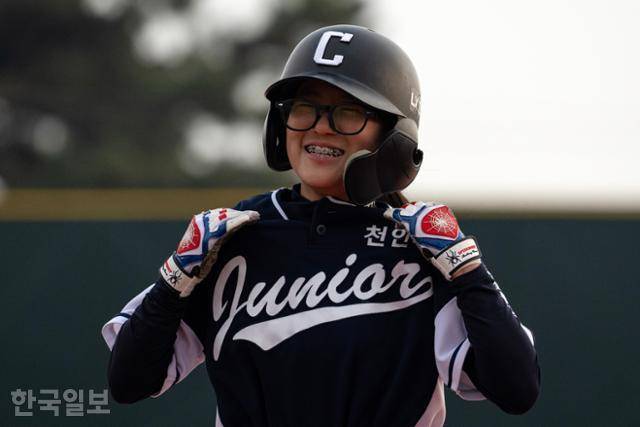14일 경기 화성시 화성드림파크 야구장에서 천안 주니어 여자야구단 김아인이 2026 WBAK 전국여자야구리그 시흥 플레이볼과의 경기 4회초 천안 주니어 공격 때 1루타를 친 뒤 세리머니를 하고 있다. 화성=박시몬 기자