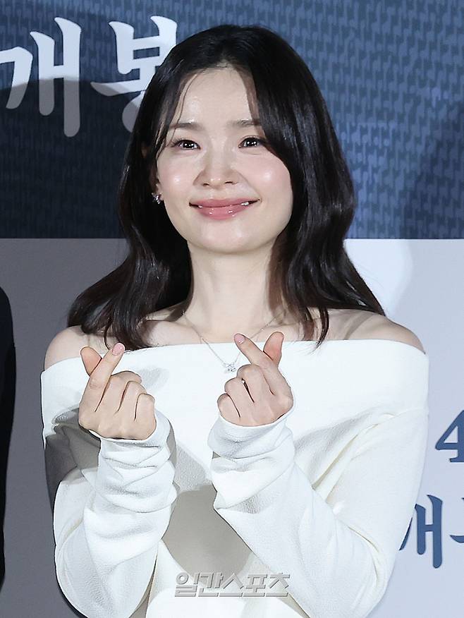 배우 전미도가 19일 오전 서울 용산구 CGV 용산아이파크몰에서 열린 영화 '왕과 사는 남자' 제작보고회에 참석해 포토타임을 갖고 있다. '왕과 사는 남자'는 1457년 청령포, 마을의 부흥을 위해 유배지를 자처한 촌장과 왕위에서 쫓겨나 유배된 어린 선왕의 사연을 그린 작품. 오는 2월 4일 개봉. 서병수 기자 qudtn@edaily.co.kr /2025.12.19/