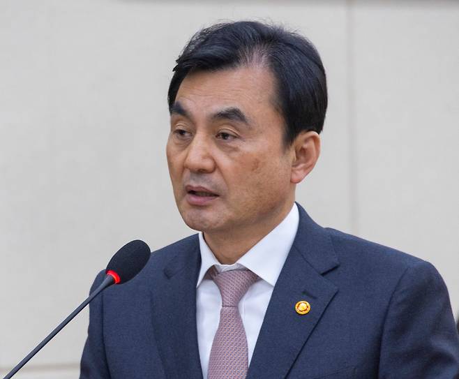 안규백 국방부 장관이 17일 국회에서 열린 국방위 전체 회의에 출석해 업무 보고를 하고 있다. 연합뉴스