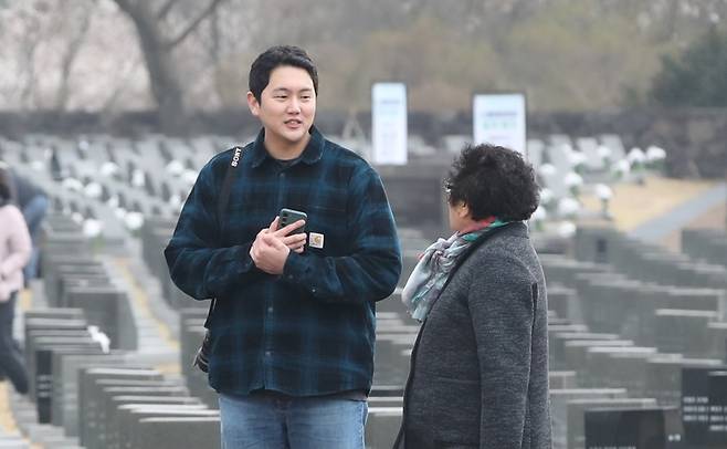 고상현 기자가 지난해 4·3희생자 추념식이 열린 4·3평화공원 행방불명인 묘역에서 유가족과 인터뷰하고 있다. /고상현 제공
