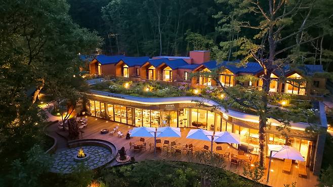 야간에 바라본 수락 휴 본관의 전경. 노원구 제공.