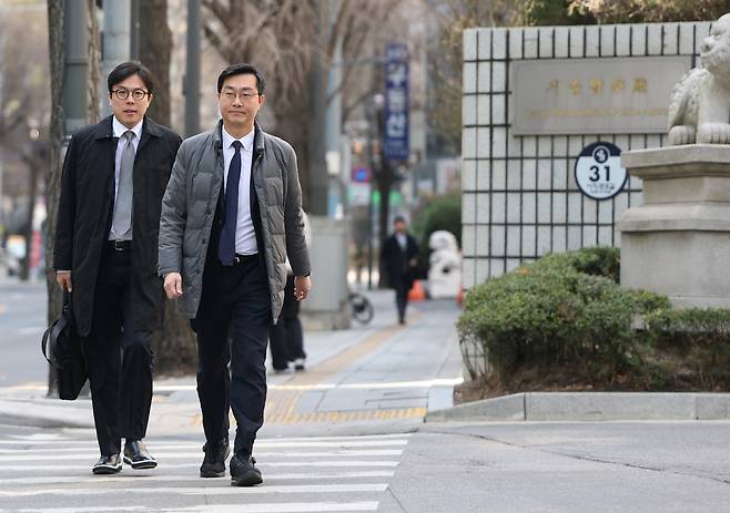 장경태 더불어민주당 의원이 19일 서울 종로구 서울경찰청에서 열린 자신의 성추행 의혹 사건 관련 수사심의위원회에 출석하기 위해 청사로 들어서고 있다. 연합뉴스