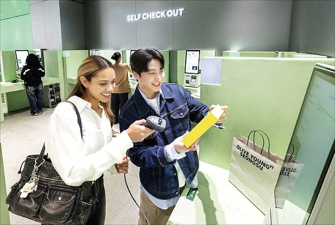 외국인 관광객이 올리브영N 성수 매장에서 물건을 결제하고 있다. (올리브영 제공)