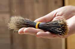 바늘로 사용하는 멧돼지 목털.