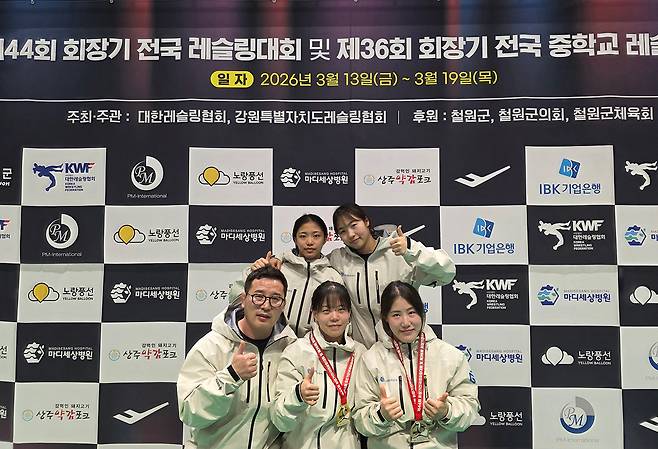 경기주택도시공사 소속 여자레슬링팀 선수들과 김은유 감독이 제44회 회장기 레슬링대회 직후 기념촬영을 하고 있다. GH 제공