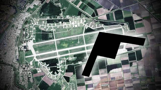 그리스 라리사 공군기지 위성 사진 위에 포착된 스텔스 무인기 형상을 합성해 표시한 이미지. 미 공군 극비 정찰 드론 RQ-180 계열로 추정되는 기체의 위치를 시각화한 것이다. 구글어스·워존(TWZ)