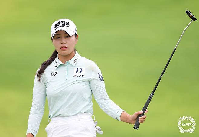 퍼팅 후 공을 바라보고 있는 성유진. 사진 제공=KLPGA