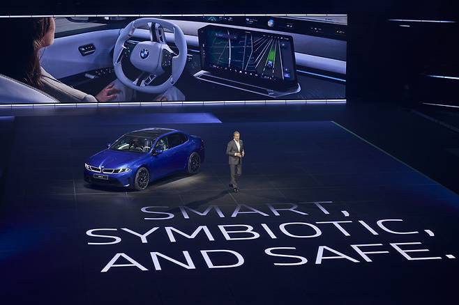 올리버 집세 BMW 그룹 회장이 18일(현지시간) 독일 뮌헨 BMW 파크에서 열린 ‘더 뉴 BMW i3’ 세계 최초 공개 행사에서 i3와 노이어 클라쎄의 기술적 특징에 대해 설명하고 있다. 사진제공|BMW 그룹 코리아