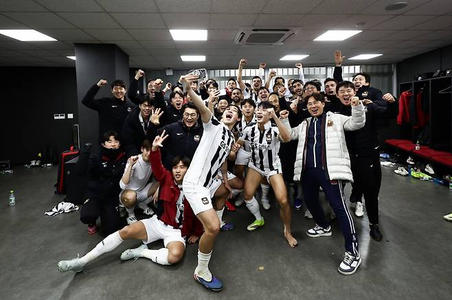 승리 후 기뻐하는 FC서울 선수들과 코칭 스태프. /사진=FC서울 제공